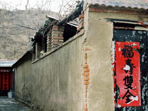 江苏违建拆除律师-祖母为孙子结婚准备的新房被认定为违章建筑怎么办