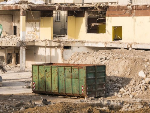 项目建筑被认定为违章建筑，这场风波该何去何从