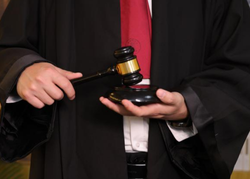 【锦旗故事】女子建房被指违建遭“强拆低补”，律师以一审适用旧法抗辩二审改赔52万-2