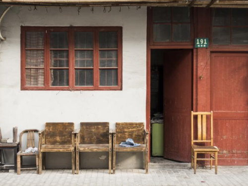 拆迁补偿未决，老宅在征收中被认定为违章建筑该怎么办